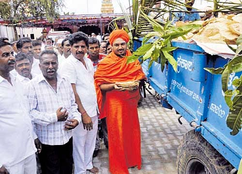ಹಾವೇರಿಯ ಹುಕ್ಕೇರಿ ಮಠದ ಜಾತ್ರಾ ಮಹೋತ್ಸವದ ದಾಸೋಹಕ್ಕಾಗಿ ಭಕ್ತರು ನೀಡಿದ ರೊಟ್ಟಿಯನ್ನು ಸ್ವೀಕರಿಸಿದ ಸದಾಶಿವ ಸ್ವಾಮೀಜಿ