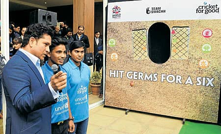 ಐಸಿಸಿ ಮತ್ತು ಯುನಿಸೆಫ್ ಸಹ ಭಾಗಿತ್ವದಲ್ಲಿ ಸೋಮವಾರ ದೆಹಲಿಯಲ್ಲಿ ನಡೆದ ಕಾರ್ಯಕ್ರಮದಲ್ಲಿ ಸಚಿನ್ ತೆಂಡೂಲ್ಕರ್ ಶುಚಿತ್ವದ ಕುರಿತು ಜಾಗೃತಿ ಮೂಡಿಸಿದರು