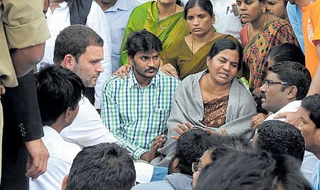 ಆತ್ಮಹತ್ಯೆ ಮಾಡಿಕೊಂಡ ರೋಹಿತ್ನ ತಾಯಿ ಮತ್ತು ಕುಟುಂಬದವರಿಗೆ ಸಾಂತ್ವನ ಹೇಳಿದ ರಾಹುಲ್