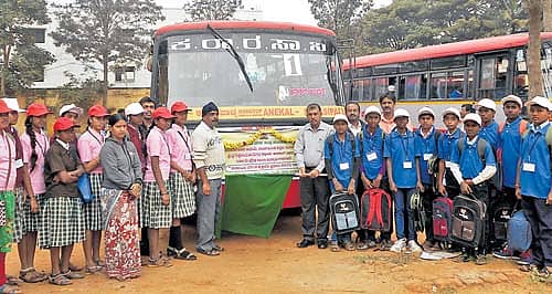 ಆನೇಕಲ್ನಲ್ಲಿ ಸಾರ್ವಜನಿಕ ಶಿಕ್ಷಣ ಇಲಾಖೆಯ ವತಿಯಿಂದ ತಾಲ್ಲೂಕಿನ ಸರ್ಕಾರಿ ಪ್ರೌಢ ಶಾಲಾ ವಿದ್ಯಾರ್ಥಿಗಳಿಗಾಗಿ ಆಯೋಜಿಸಿದ್ದ ‘ಕರ್ನಾಟಕ ದರ್ಶನ’ ಕಾರ್ಯಕ್ರಮಕ್ಕೆ ಕ್ಷೇತ್ರ ಶಿಕ್ಷಣಾಧಿಕಾರಿ ಡಿ.ಆರ್.ರಾಮಮೂರ್ತಿ ಚಾಲನೆ ನೀಡಿದರು.
