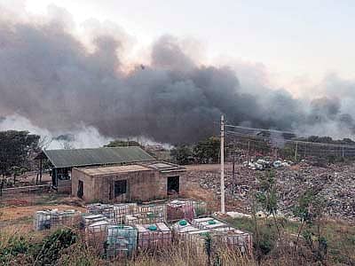 ದೊಡ್ಡಬಳ್ಳಾಪುರ ತಾಲ್ಲೂಕಿನ ಗುಂಡ್ಲಹಳ್ಳಿ ಸಮೀಪದ ಟೆರ್ರಾಫರ್ಮ್ನಲ್ಲಿನ ಬಿಬಿಎಂಪಿ ಕಸದ ರಾಶಿಗೆ ಶುಕ್ರವಾರ ಸಂಜೆ ಬೆಂಕಿ ಬಿದ್ದಿದ್ದರಿಂದ ದಟ್ಟವಾದ ಹೊಗೆ ಆವರಿಸಿತ್ತು