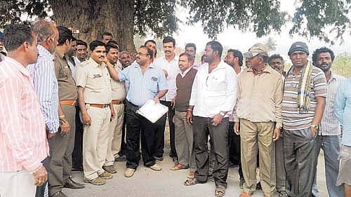 ಕನಕಪುರ ತಾಲ್ಲೂಕಿನ ಸಾತನೂರು ಚನ್ನಪಟ್ಟಣ ರಸ್ತೆಯಲ್ಲಿರುವ ರಸ್ತೆಬದಿಯ ಮರಗಳನ್ನು ಅರಣ್ಯ ಇಲಾಖೆ ಅಧಿಕಾರಿ ರಾಮಕೃಷ್ಣಪ್ಪ ಹರಾಜು ಮಾಡಿದರು. ಹರಾಜಿನಲ್ಲಿ ಪಾಲ್ಗೊಂಡಿರುವ ಖರೀದಿದಾರರು