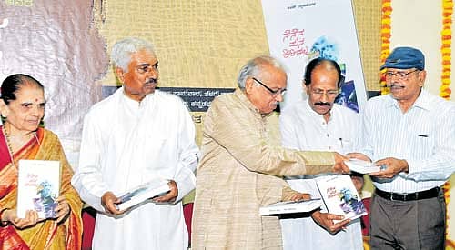 ಎಚ್‌.ಎಸ್.ವೆಂಕಟೇಶಮೂರ್ತಿ ಅವರು ‘ನೆನೆವ ಮನ ಕಿರಿದಲ್ಲ’ ಕೃತಿ ಬಿಡುಗಡೆ ಮಾಡಿ ಪ್ರತಿಯನ್ನು ಕೃತಿಯ ಲೇಖಕ ಟಿ.ಎಸ್.ದಕ್ಷಿಣಾಮೂರ್ತಿ ಅವರಿಗೆ ನೀಡಿದರು. ಲೀಲಾದೇವಿ ಆರ್.ಪ್ರಸಾದ್, ಗಿರಡ್ಡಿ ಗೋವಿಂದರಾಜ, ಕರ್ನಾಟಕ ಸುಗಮ ಸಂಗೀತ ಪರಿಷತ್ತಿನ ಅಧ್ಯಕ್ಷ ವೈ.ಕೆ.ಮುದ್ದುಕೃಷ್ಣ ಅವರು ಇದ್ದಾರೆ  ಪ್ರಜಾವಾಣಿ ಚಿತ್ರ