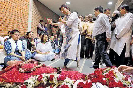 ನೃತ್ಯಾಂಜಲಿ...  ಗುರುವಾರ ನಿಧನರಾದ ಹಿರಿಯ ನೃತ್ಯ ಕಲಾವಿದೆ ಮೃಣಾಲಿನಿ ಸಾರಾಭಾಯಿ ಅವರಿಗೆ ಮಗಳು ಮಲ್ಲಿಕಾ ಸಾರಾಭಾಯಿ ನೃತ್ಯದ ಮೂಲಕವೇ ಶ್ರದ್ಧಾಂಜಲಿ ಸಲ್ಲಿಸಿದರು   –ಪಿಟಿಐ ಚಿತ್ರ