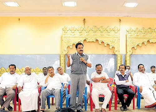 ದೊಡ್ಡಬಳ್ಳಾಪುರದಲ್ಲಿ ನಡೆದ ಜೆಡಿಎಸ್ ಪಕ್ಷದ ಪಂಚಾಯಿತಿ ಚುನಾವಣಾ ಆಕಾಂಕ್ಷಿಗಳ ಪೂರ್ವಬಾವಿ ಸಭೆಯಲ್ಲಿ ನಗರಸಭೆ ಸದಸ್ಯ ಆರ್.ಗೋವಿಂದರಾಜ್ ಮಾತನಾಡಿದರು. ಬಮೂಲ್ ಅಧ್ಯಕ್ಷ ಎಚ್.ಅಪ್ಪಯ್ಯಣ್ಣ, ಜೆಡಿಎಸ್ ತಾಲೂಕು ಅಧ್ಯಕ್ಷ ಡಾ. ಎಚ್.ಜಿ. ವಿಜಯಕುಮಾರ್ ಮತ್ತಿತರರು ಭಾಗವಹಿಸಿದ್ದರು.