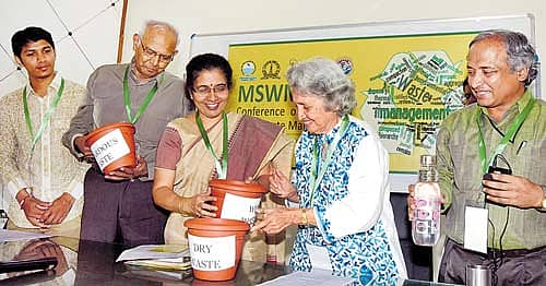 ಅಲ್ಮಿತ್ರಾ ಪಟೇಲ್ (ಬಲದಿಂದ ಎರಡನೆಯವರು) ಮತ್ತು ತೇಜಸ್ವಿನಿ ಅನಂತಕುಮಾರ್ ಅವರು ಕಾರ್ಯಕ್ರಮದಲ್ಲಿ ಪರಸ್ಪರ ಕಸದ ಬಕೆಟ್ಗಳನ್ನು ವಿನಿಮಯ ಮಾಡಿಕೊಂಡರು. (ಎಡದಿಂದ) ‘ಸ್ಟೂಡೆಂಟ್ಸ್ ಫಾರ್ ಡೆವಲಪ್ಮೆಂಟ್’ ಸಂಘಟನೆ ಸಂಚಾಲಕ ಎಸ್.ಪ್ರೇಮ್, ಪ್ರೊ.ರಾಜಶೇಖರ ಮೂರ್ತಿ ಮತ್ತು ಪ್ರೊ.ಟಿ.ವಿ.ರಾಮಚಂದ್ರ ಚಿತ್ರದಲ್ಲಿದ್ದಾರೆ. –ಪ್ರಜಾವಾಣಿ ಚಿತ್ರ