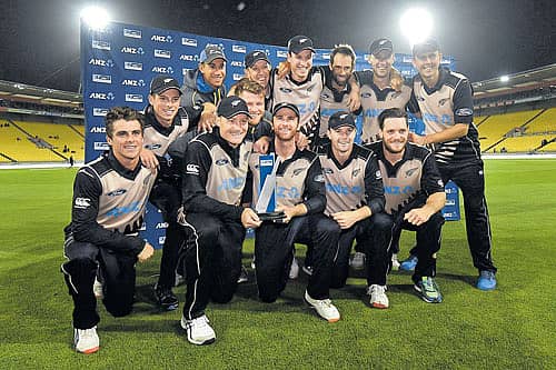 ಅಂತಿಮ ಪಂದ್ಯದಲ್ಲಿ ಪಾಕಿಸ್ತಾನವನ್ನು ಮಣಿಸಿದ ನ್ಯೂಜಿಲೆಂಡ್ ತಂಡದ ಆಟಗಾರರು ಟ್ರೋಫಿಯೊಂದಿಗೆ ಸಂಭ್ರಮಿಸಿದರು ಎಎಫ್ಪಿ ಚಿತ್ರ