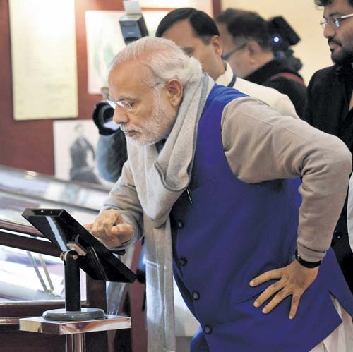 ನವದೆಹಲಿಯಲ್ಲಿ ರಾಷ್ಟ್ರೀಯ ಪತ್ರಾಗಾರದಲ್ಲಿ ನೇತಾಜಿ ಅವರ ರಹಸ್ಯ ಕಡತಗಗಳನ್ನು ಪ್ರಧಾನಿ ಮೋದಿ ವೀಕ್ಷಿಸಿದರು ಪಿಟಿಐ ಚಿತ್ರ