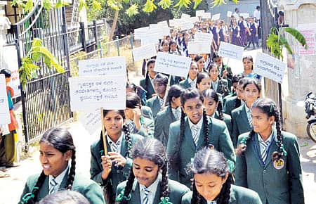 ಜಿಲ್ಲಾ ಗೃಹ ರಕ್ಷಕ ದಳವು ಸೋಮವಾರ ನಗರದಲ್ಲಿ ಹಮ್ಮಿಕೊಂಡಿದ್ದ ರಾಷ್ಟ್ರೀಯ ವಿಪತ್ತು ನಿಯಂತ್ರಣಾ ದಿನಾಚರಣೆ ಪ್ರಯುಕ್ತ ಶಾಲಾ ವಿದ್ಯಾರ್ಥಿಗಳು ಜಾಗೃತ ರ್ಯಾಲಿಯಲ್ಲಿ ಭಾಗವಹಿಸಿದ್ದರು