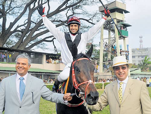 ಬೆಂಗಳೂರಿನಲ್ಲಿ ಶನಿವಾರ ನಡೆದ ಚಳಿಗಾಲದ ರೇಸ್‌ ಗರುಡಾ ಬೆಂಗಳೂರು ಡರ್ಬಿಯಲ್ಲಿ ಪ್ರಶಸ್ತಿ ಗೆದ್ದ ಏಂಜೆಲ್‌ ಡಸ್ಟ್‌ ಕುದುರೆಯೊಂದಿಗೆ ಜಾಕಿ ಪಿ. ಟ್ರೆವೊರ್‌ (ಮಧ್ಯ), ಟ್ರೈನರ್‌ ಸುಲೈಮನ್‌ (ಎಡ) ಮತ್ತು ಯುಬಿ ಸಮೂಹದ  ಜೆನ್‌ ಮಿರ್ಜಾ ಸಂಭ್ರಮಿಸಿದ ಕ್ಷಣ  ಪ್ರಜಾವಾಣಿ ಚಿತ್ರ/ಆರ್‌.ಶ್ರೀಕಂಠ ಶರ್ಮಾ