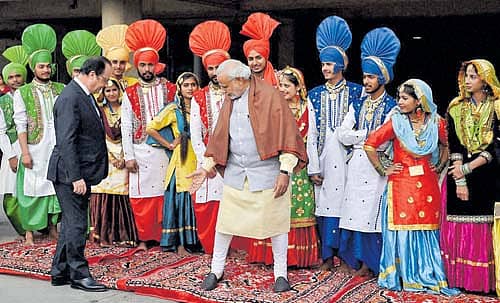 ಚಂಡೀಗಡ  ಶಿಲೋದ್ಯಾನದಲ್ಲಿ ಹಾಸಿದ್ದ ಸಾಂಪ್ರದಾಯಿಕ ನೆಲಹಾಸಿನ ಬಗ್ಗೆ ಪ್ರಧಾನಿ ನರೇಂದ್ರ ಮೋದಿ ಅವರು ಫ್ರಾನ್ಸ್ ಅಧ್ಯಕ್ಷ ಫ್ರಾಂಸ್ವಾ ಒಲಾಂಡ್ ಅವರಿಗೆ ವಿವರಿಸಿದರು.    –ಪಿಟಿಐ ಚಿತ್ರ