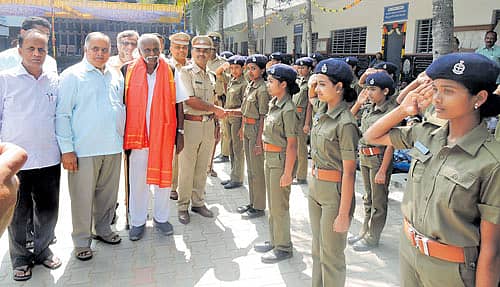 ವಿಧಾತ ವಿದ್ಯಾ ಸಂಸ್ಥೆಯಲ್ಲಿ ವಿದ್ಯಾರ್ಥಿ ಪೊಲೀಸ್ ಫೋರ್ಸ್ ಘಟಕಕ್ಕೆ ಬೆಂಗಳೂರು ಗ್ರಾಮಾಂತರ ಜಿಲ್ಲಾ ಎಸ್ಪಿ ರಮೇಶ್ ಬಾನೋಥ್ ಚಾಲನೆ ನೀಡಿದರು.