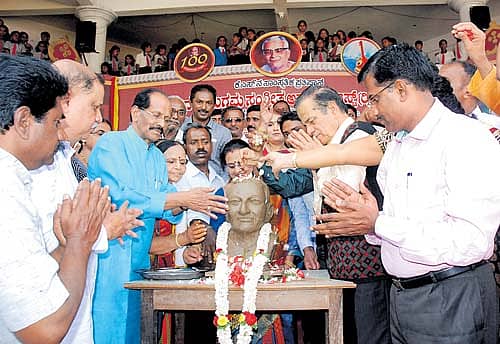 ಜನ್ಮ ಶತಮಾನೋತ್ಸವ ಸಮಾರಂಭದಲ್ಲಿ ಶಿಲ್ಪಿ ಪರಮೇಶ್ ಅವರು ಸ್ಥಳದಲ್ಲಿಯೇ ಮಣ್ಣಿನಿಂದ ನಿರ್ಮಿಸಿದ ಕೆಎಸ್‌ನ ಪ್ರತಿಮೆಯೊಂದಿಗೆ ಗಣ್ಯರು.