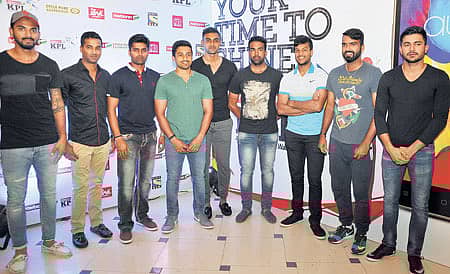 ಬೆಂಗಳೂರಿನಲ್ಲಿ ಗುರುವಾರ ಕೆಪಿಲ್ ಲಾಂಛನ ಬಿಡುಗಡೆ ಕಾರ್ಯಕ್ರಮದಲ್ಲಿ ಭಾಗವಹಿಸಿದ್ದ ಕರ್ನಾಟಕದ ಕ್ರಿಕೆಟ್ ಆಟಗಾರರು; ಕೆ.ಎಲ್. ರಾಹುಲ್, ಸಿ.ಎಂ. ಗೌತಮ್, ಆರ್. ವಿನಯಕುಮಾರ್, ಕರುಣ್ ನಾಯರ್, ಅಭಿಮನ್ಯು ಮಿಥುನ್, ಶಿಶಿರ್ ಭವಾನೆ, ಮಯಂಕ್ ಅಗರವಾಲ್, ಅಬ್ರಾರ್ ಖಾಜಿ, ಮನೀಶ್ ಪಾಂಡೆ  ಪ್ರಜಾವಾಣಿ ಚಿತ್ರ