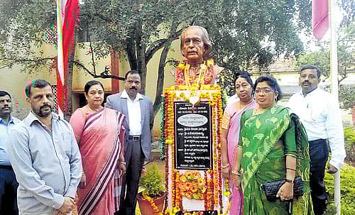 ದೊಡ್ಡಬಳ್ಳಾಪುರದ ಜವಾಹರ್‌ ನವೋದಯ ವಿದ್ಯಾಲಯದಲ್ಲಿ ಗಣರಾಜ್ಯೋತ್ಸವ ಅಂಗವಾಗಿ ಜ್ಞಾನಪೀಠ ಪ್ರಶಸ್ತಿ ಪುರಸ್ಕೃತ ಸಾಹಿತಿ ಡಾ.ಶಿವರಾಮ ಕಾರಂತರ ಪುತ್ಥಳಿ ಅನಾವರಣ ಮಾಡಲಾಯಿತು.
