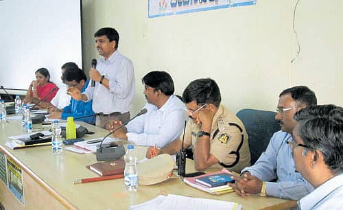 ಗ್ರಾಮ ಪಂಚಾಯಿತಿ ಅಭಿವೃದ್ಧಿ ಅಧಿಕಾರಿಗಳಿಗೆ ಏರ್ಪಡಿಸಿದ್ದ ಸಭೆಯಲ್ಲಿ ಜಿಲ್ಲಾ ಪಂಚಾಯಿತಿ ಚುನಾವಣಾಧಿಕಾರಿ ರವಿ ಎಂ ತೀರ್ಲಾಪೂರ್ ಹಾಗೂ ತಹಸೀಲ್ದಾರ್ ಕೇಶವಮೂರ್ತಿ, ಎ.ಸಿ.ಪಿ. ನಾಗರಾಜ್ ಇದ್ದರು