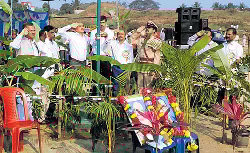 ಮಾಗಡಿಯ ಕೋಟೆ ಬಯಲಿನಲ್ಲಿ ನಡೆದ ಭಾರತದ 67ನೇ ಗಣರಾಜ್ಯೋತ್ಸವ ದಿನಾಚರಣೆಯ ಅಂಗವಾಗಿ ತಹಶೀಲ್ದಾರ್. ಸಿ.ಎಚ್.ಶಿವಕುಮಾರ್ ಧ್ವಜ ಕಂಬಕ್ಕೆ ಪೂಜೆ ಸಲ್ಲಿಸಿದರು