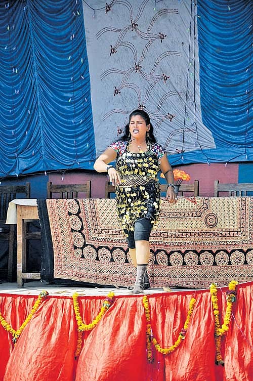 ವಿಜಯಪುರದ ದರ್ಗಾ ಜೈಲಿನಲ್ಲಿ ಮಂಗಳವಾರ ಐಟಂ ಸಾಂಗ್ಗೆ ಹೆಜ್ಜೆ ಹಾಕಿದ ನೃತ್ಯಗಾರ್ತಿ