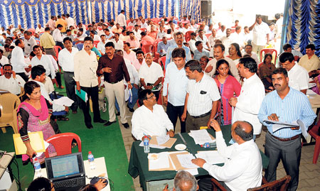ಬೆಂಗಳೂರಿನಲ್ಲಿ ಶನಿವಾರ ನಡೆದ ವರ್ಗಾವಣೆ ಕೌನ್ಸೆಲಿಂಗ್ನಲ್ಲಿ ರಾಜ್ಯದ ವಿವಿಧ ಕಡೆಗಳಿಂದ ಬಂದಿದ್ದ ಭೂಮಾಪಕರು ಪಾಲ್ಗೊಂಡಿದ್ದರು