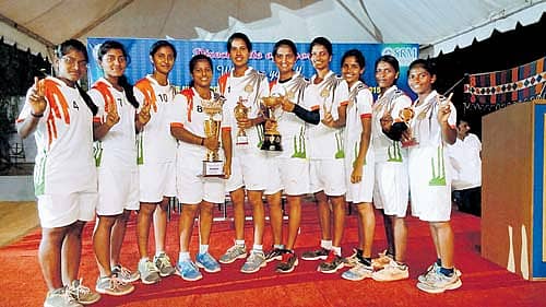 ಚೆನ್ನೈಯಲ್ಲಿ ಬುಧವಾರ ಮುಗಿದ ಅಂತರ ವಾರ್ಸಿಟಿ ಮಹಿಳಾ ಬಾಲ್ಬ್ಯಾಡ್ಮಿಂಟನ್ನಲ್ಲಿ ಪ್ರಶಸ್ತಿ ಗೆದ್ದ ಮಂಗಳೂರು ವಿ.ವಿ ತಂಡ. (ಎಡದಿಂದ) ಎಸ್.ಕೆ.ಪಲ್ಲವಿ, ಬಿ.ಡಿ.ಲಾವಣ್ಯ, ಸುಷ್ಮಿತಾ, ನಾಯಕಿ ಎಂ.ಆರ್.ಕಾವ್ಯಾ, ಎಂ.ಪಿ.ರಂಜಿತಾ, ಎ.ಆರ್.ಶ್ರುತಿ, ಜಿ.ಜಯಲಕ್ಷ್ಮಿ, ಬಿ.ಟಿ.ಬೀನಾ, ಸಂಗೀತಾ, ಕೆ.ಜಿ. ಯಶಸ್ವಿನಿ.