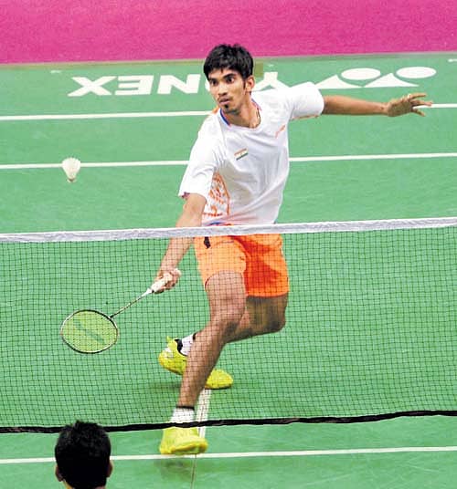 ಸೈಯದ್ ಮೋದಿ ಬ್ಯಾಡ್ಮಿಂಟನ್ ಟೂರ್ನಿಯ ಸಿಂಗಲ್ಸ್ನಲ್ಲಿ ಕೆ. ಶ್ರೀಕಾಂತ್ ಷಟಲ್ ಹಿಂತಿರುಗಿಸಿಸಲು ಯತ್ನಿಸಿದ ಕ್ಷಣ –ಪಿಟಿಐ ಚಿತ್ರ