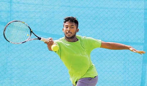 ಕಲಬುರ್ಗಿಯಲ್ಲಿ ನಡೆಯುತ್ತಿರುವ ಎಐಟಿಎ ರಾಷ್ಟ್ರೀಯ ರ್ಯಾಂಕಿಂಗ್ ಟೆನಿಸ್ ಟೂರ್ನಿಯ ಸಿಂಗಲ್ಸ್ನ ಕ್ವಾರ್ಟರ್ ಫೈನಲ್ ಪಂದ್ಯದಲ್ಲಿ ಬುಧವಾರ ಕರ್ನಾಟಕದ ಎಲ್. ಹರ್ಷ ರಿಟರ್ನ್ ಚೆಂಡನ್ನು ಮಾಡಿದ ಕ್ಷಣ –ಪಿ.ಎಸ್. ಕೃಷ್ಣಕುಮಾರ್