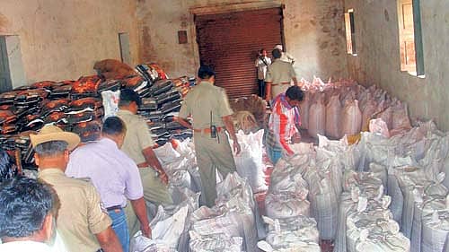 ಹೊಸಪೇಟೆ ಎಪಿಎಂಸಿ ಗೋದಾಮಿನಲ್ಲಿ ಭಾನುವಾರ ವಶಪಡಿಸಿಕೊಂಡಿರುವ ‘ಅನ್ನಭಾಗ್ಯ’ ಯೋಜನೆಯ ಅಕ್ಕಿ ಚೀಲಗಳು