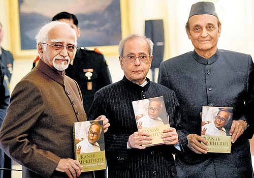 ಪುಸ್ತಕ ಬಿಡುಗಡೆ ಸಮಾರಂಭದಲ್ಲಿ ಉಪರಾಷ್ಟ್ರಪತಿ ಹಮೀದ್ ಅನ್ಸಾರಿ, ರಾಷ್ಟ್ರಪತಿ ಪ್ರಣವ್ ಮುಖರ್ಜಿ ಮತ್ತು ಕಾಂಗ್ರೆಸ್ ಮುಖಂಡ ಕರಣ್ ಸಿಂಗ್ –ಪಿಟಿಐ ಚಿತ್ರ