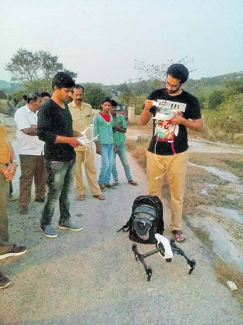 ಆನೇಕಲ್ ತಾಲ್ಲೂಕಿನ ಬನ್ನೇರುಘಟ್ಟ ಜೈವಿಕ ಉದ್ಯಾನದಿಂದ ತಪ್ಪಿಸಿಕೊಂಡಿರುವ ಹಿಮಾಲಯನ್ ಕರಡಿಯೊಂದನ್ನು ಪತ್ತೆ ಹಚ್ಚಲು ಡ್ರೋಣ್ ಕ್ಯಾಮರಾ ಬಳಸಲಾಯಿತು.