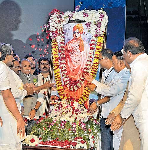 ಸ್ವಾಮಿ ವಿವೇಕಾನಂದರ ಭಾವಚಿತ್ರಕ್ಕೆ ಮುಖ್ಯಮಂತ್ರಿ ಸಿದ್ದರಾಮಯ್ಯ, ಮೇಯರ್ ಬಿ.ಎನ್.ಮಂಜುನಾಥರೆಡ್ಡಿ, ಸಚಿವರಾದ ಅಭಯಚಂದ್ರ ಜೈನ್, ದಿನೇಶ್ ಗುಂಡೂರಾವ್, ಆರ್.ರೋಷನ್ ಬೇಗ್, ಕೆ.ಜೆ.ಜಾರ್ಜ್ ಅವರು ಪುಷ್ಪನಮನ ಸಲ್ಲಿಸಿದರು ಪ್ರಜಾವಾಣಿ ಚಿತ್ರ
