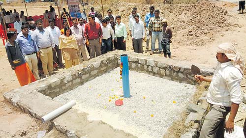 ಕೊಳವೆಬಾವಿ ಮರುಪೂರಣ ಸಾಂದರ್ಭಿಕ ಚಿತ್ರ