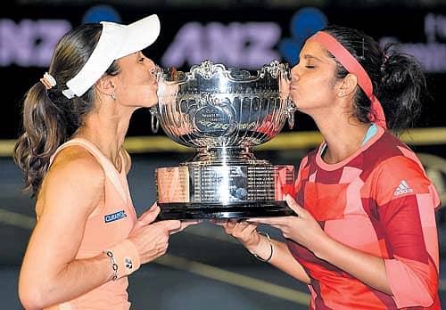 ಶುಕ್ರವಾರ ಆಸ್ಟ್ರೇಲಿಯಾ ಓಪನ್ ಟೆನಿಸ್ ಟೂರ್ನಿಯ ಡಬಲ್ಸ್ನಲ್ಲಿ ಗೆದ್ದು ಟ್ರೋಫಿಗೆ ಮುತ್ತಿಟ್ಟ ಮಾರ್ಟಿನಾ ಹಿಂಗಿಸ್–ಸಾನಿಯಾ ಮಿರ್ಜಾ ಎಎಫ್ಪಿ ಚಿತ್ರ