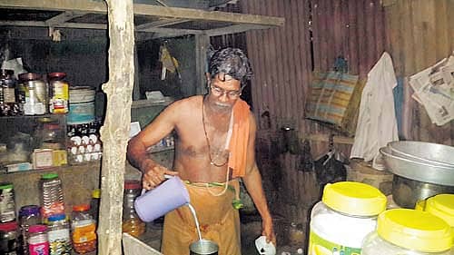 ಪಡುಬಿದ್ರಿ ಸಮೀಪದ ಉಚ್ಚಿಲ ಪೇಟೆಯಲ್ಲಿ ಸಣ್ಣದೊಂದು ಚಹಾ ಕ್ಯಾಂಟೀನ್ ನಡೆಸುತ್ತಿರುವ ಅನುಪಮಾ  ಅವರ ತಂದೆ ರಾಧಾಕೃಷ್ಣ ಶೆಣೈ