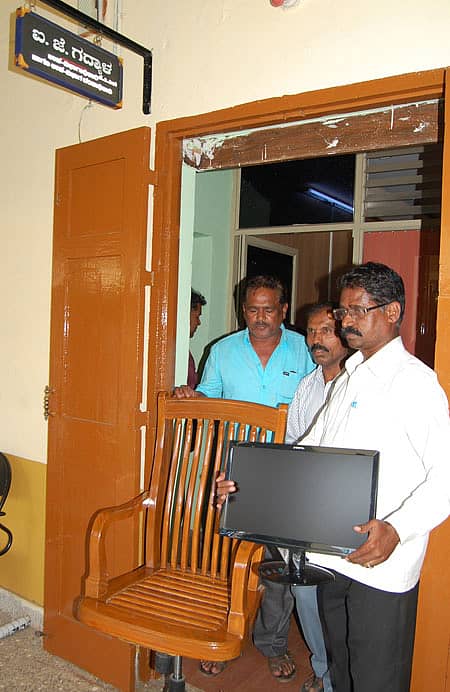 ಗದಗ ಉಪವಿಭಾಗಾಧಿಕಾರಿ ಕಚೇರಿ ಪೀಠೊಪಕರಣಗಳನ್ನು ಜಪ್ತಿ ಮಾಡಲಾಯಿತು.