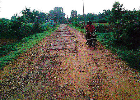ದೊಡ್ಡಬಳ್ಳಾಪುರ ತಾಲ್ಲೂಕಿನ ಚೀಲೇನಹಳ್ಳಿ ಗ್ರಾಮದ ರಸ್ತೆ ಹದಗೆಟ್ಟಿರುವುದು