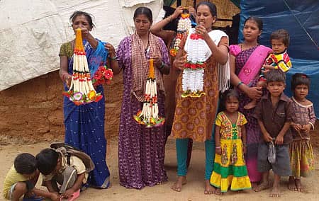 ಶಿಡ್ಲಘಟ್ಟ ತ್ಲಾಲೂಕು ಗಂಜಿಗುಂಟೆ ಗ್ರಾಮ ಪಂಚಾಯತಿಯ ಹಕ್ಕಿಪಿಕ್ಕಿ ಕಾಲೊನಿಯಲ್ಲಿ ಪ್ಲಾಸ್ಟಿಕ್ ಕರಕುಶಲ ವಸ್ತುಗಳನ್ನು ತಯಾರಿಸಿರುವುದನ್ನು ಗುಡಿಸಲು ಮುಂದೆ ಪ್ರದರ್ಶಿಸಿರುವ ಮಹಿಳೆಯರು.