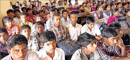 ವಿಜಯಪುರ ಸರ್ಕಾರಿ ಪದವಿ ಪೂರ್ವ ಕಾಲೇಜಿನಲ್ಲಿ ಕೊಠಡಿ ಕೊರತೆಯಿಂದ ವಿದ್ಯಾರ್ಥಿಗಳು ಇಕ್ಕಟ್ಟಿನಲ್ಲಿ ಕುಳಿತು ಪಾಠ ಕೇಳುತ್ತಿರುವುದು