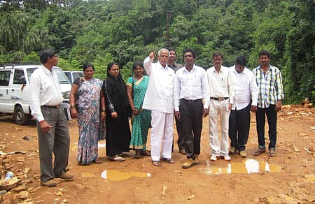 ಕಾರ್ಗಲ್ ಸಮೀಪದ ಜೋಗ ಜಲಪಾತದಲ್ಲಿ ನಿರ್ಮಾಣ ಮಾಡಲು ಉದ್ದೇಶಿಸಿರುವ ಪ್ರವಾಸಿ ಮಾಹಿತಿ ಕೇಂದ್ರಕ್ಕಾಗಿ ಆಯ್ದ ಸ್ಥಳವನ್ನು ವಿಧಾನ ಸಭಾಧ್ಯಕ್ಷ ಕಾಗೋಡು ತಿಮ್ಮಪ್ಪ ವೀಕ್ಷಿಸಿದರು.