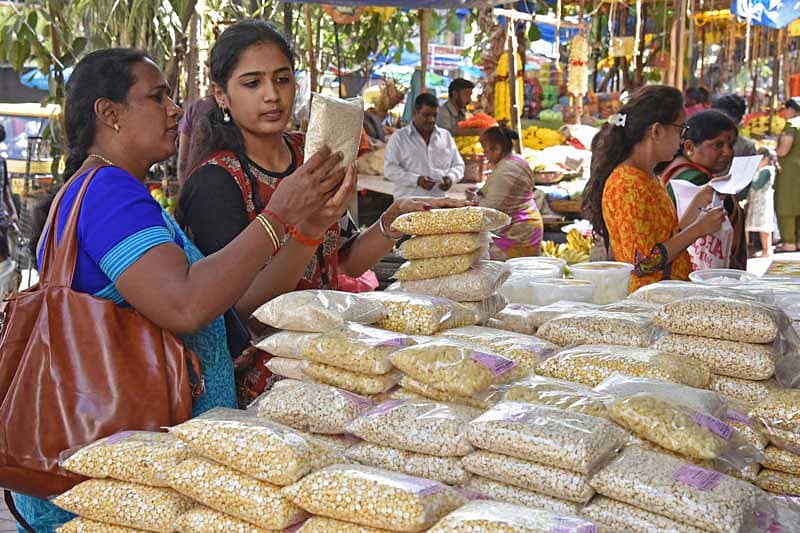 ಎಳ್ಳು–ಬೆಲ್ಲ ಮಿಶ್ರಣಕ್ಕೆ ಕಡಲೆಬೀಜ, ಕಡ್ಲೆಪಪ್ಪು ಖರೀದಿ. ಚಿತ್ರ: ಎಸ್.ಕೆ. ದಿನೇಶ್