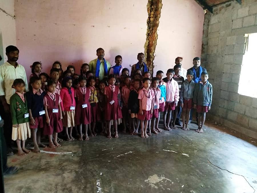 ಬಾಳೆಹೊನ್ನೂರು ಸಮೀಪದ ಮಹಾಲ್ ಗೋಡು ಸರ್ಕಾರಿ ಕಿರಿಯ ಪ್ರಾಥಮಿಕ ಶಾಲೆಯಲ್ಲಿ ಬಿರುಕು ಬಿಟ್ಟ ಗೋಡೆಗಳು.