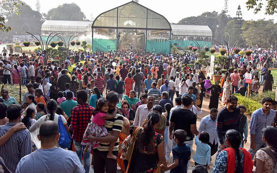 ಫಲಪುಷ್ಪ ಪ್ರದರ್ಶನದ ಕೊನೆಯ ದಿನವಾದ ಭಾನುವಾರ ಕಂಡು ಬಂದ ಜನಸಾಗರ –ಪ್ರಜಾವಾಣಿ ಚಿತ್ರ