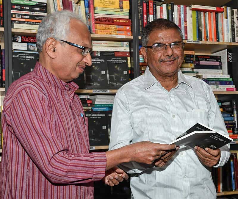 ನರಹಳ್ಳಿ ಬಾಲಸುಬ್ರಹ್ಮಣ್ಯ ಅವರು ‘ಕರ್ನಲ್‌ಗೆ ಯಾರೂ ಬರೆಯುವುದಿಲ್ಲ’ ಕೃತಿಯನ್ನು ಅನುವಾದಕ ಎಂ.ಎಸ್.ರಘುನಾಥ್ ಅವರಿಗೆ ನೀಡಿದರು