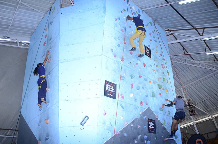 ಗೋಡೆ ಹತ್ತುತ್ತಿರುವ ದೃಶ್ಯ