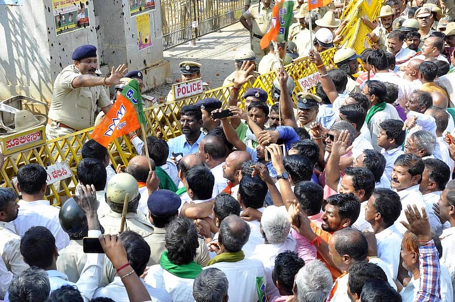 ಜಿಲ್ಲಾಡಳಿತ ಭವನಕ್ಕೆ ಮುತ್ತಿಗೆಹಾಕಲು ಯತ್ನಿಸುತ್ತಿರುವ ಬಿಜೆಪಿ ಕಾರ್ಯಕರ್ತರು