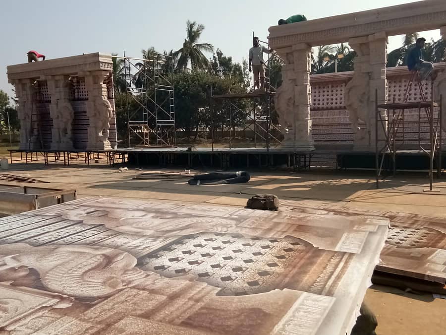 ಚಿಕ್ಕಬಳ್ಳಾಪುರದ ಜಿಲ್ಲಾ ಕ್ರೀಡಾಂಗಣದಲ್ಲಿ ಸಿದ್ಧವಾಗುತ್ತಿರುವ ಮುಖ್ಯ ವೇದಿಕೆ