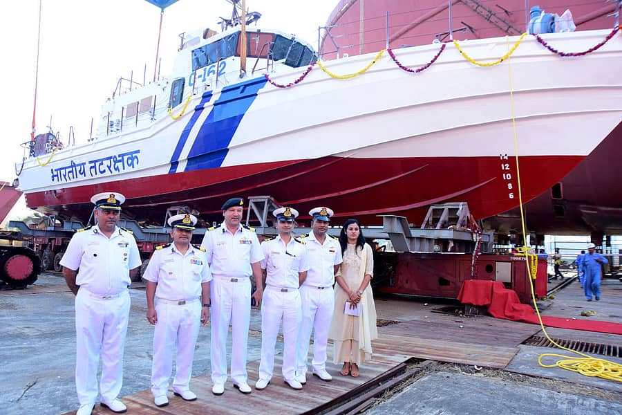 ಭಾರತಿ ಡಿಫೆನ್ಸ್ ಅಂಡ್ ಇನ್ಫ್ರಾಸ್ಟ್ರಕ್ಚರ್ ಲಿಮಿಟೆಡ್ ಕಂಪೆನಿ ನಿರ್ಮಿಸಿರುವ ವಿ– 410 ಅತ್ಯಾಧುನಿಕ ಗಸ್ತು ನೌಕೆಯೊಂದಿಗೆ ಭಾರತೀಯ ಕೋಸ್ಟ್ ಗಾರ್ಡ್ ಅಧಿಕಾರಿಗಳು. ಕೋಸ್ಟ್ ಗಾರ್ಡ್ ಕಮಾಂಡಿಂಗ್ ಅಧಿಕಾರಿ ಪವನ್ ಕೋಯರ್ ಪತ್ನಿ ಶಿಲ್ಪಾ ಕೋಯರ್ ಕೂಡ ಇದ್ದಾರೆ.