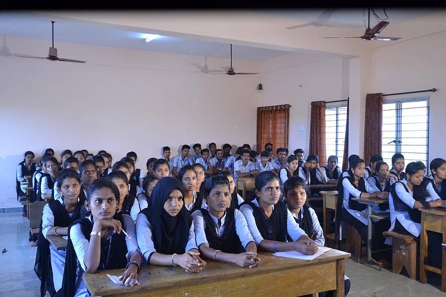 ಆಚಾರ್ಯ ಅವರ ಮಾತುಗಳನ್ನು ತದೇಕಚಿತ್ತದಿಂದ ಆಲಿಸುತ್ತಿರುವ ವಿದ್ಯಾರ್ಥಿಗಳು.