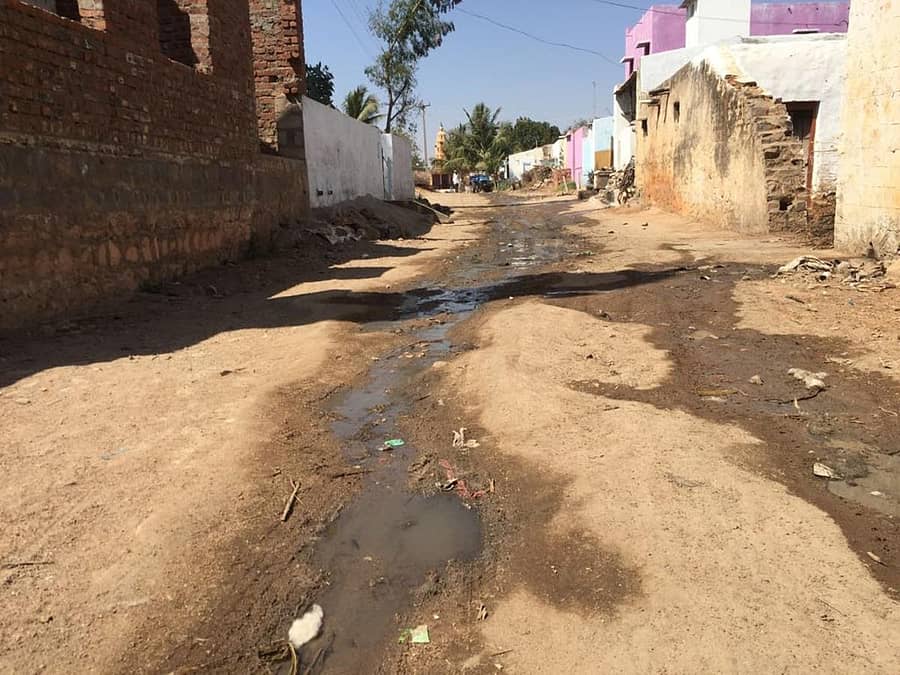 ತಾವರಗೇರಾ ಸಮೀಪದ ಹುಲಿಯಾಪುರ ಗ್ರಾಮದಲ್ಲಿ ರಸ್ತೆ ಮೇಲೆ ಕೊಳಚೆ ನೀರು ನಿಂತಿರುವುದು