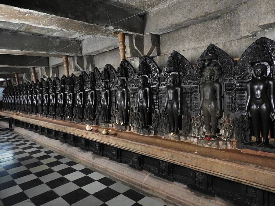 ಶ್ರವಣಬೆಳಗೊಳದ ಭಂಡಾರ ಬಸದಿಯ ಹರಿಪೀಠದ ಮೇಲೆ ಪ್ರತಿಷ್ಠಾಪಿಸಿರುವ 24 ತೀರ್ಥಂಕರರ ಜಿನ ಮೂರ್ತಿಗಳು