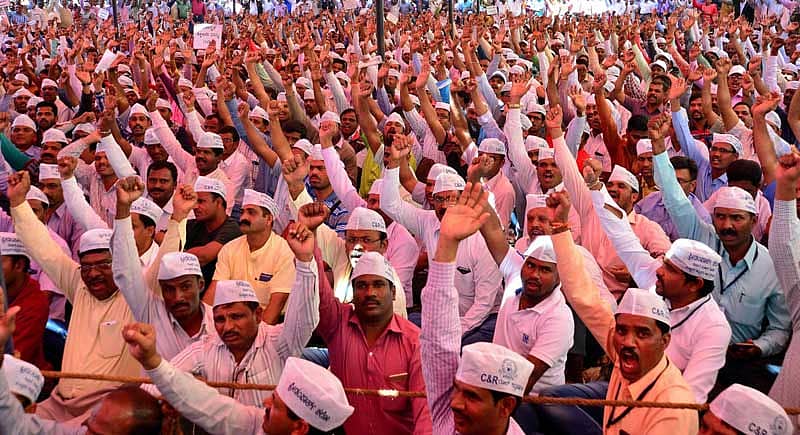 ಉಪವಾಸ ಸತ್ಯಾಗ್ರಹದಲ್ಲಿ ಪಾಲ್ಗೊಂಡ ಪ್ರಾಥಮಿಕ ಶಾಲೆಗಳ ಪದವೀಧರ ಶಿಕ್ಷಕರು ಶಿಕ್ಷಣ ಇಲಾಖೆ ವಿರುದ್ಧ ಘೋಷಣೆ ಕೂಗಿದರು – ಪ್ರಜಾವಾಣಿ ಚಿತ್ರ